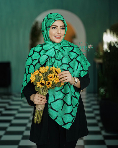 روسری دووره ابریشمی طرح گل وارداتی