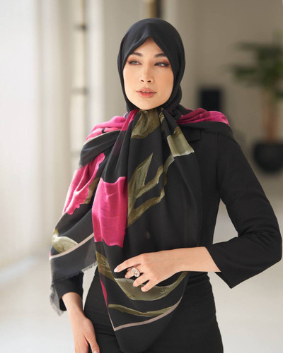 روسری نخ یونیک طرح گل زنبق مشکی سرخابی