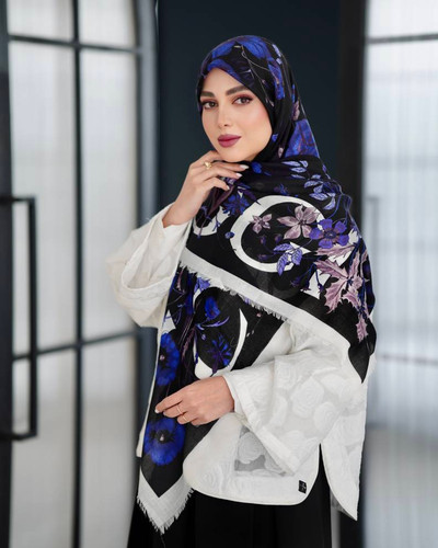 روسری نخ یونیک طرح گل گوچی مشکی سرمه ای