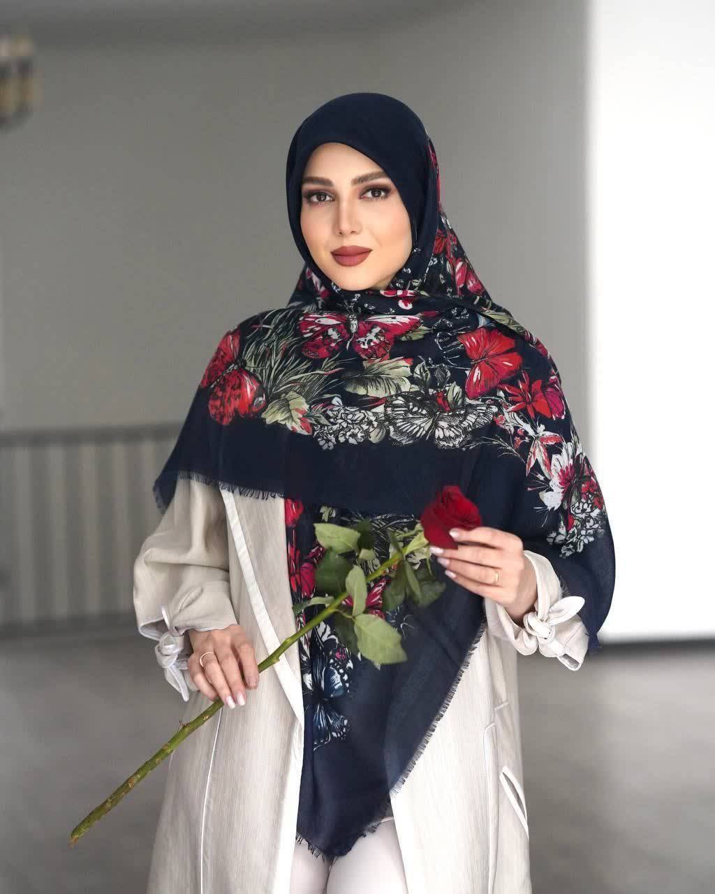 روسری نخ یونیک طرح گل و پروانه سرمه ای