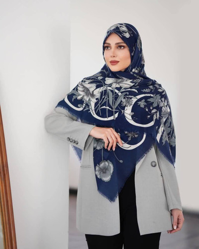 روسری نخ یونیک طرح گل گوچی سرمه ای طوسی