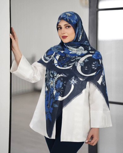 روسری نخ یونیک طرح گل گوچی سرمه ای آبی