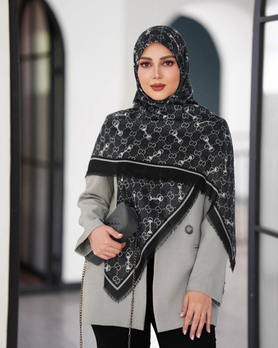 روسری نخ یونیک طرح گوچی سفید مشکی