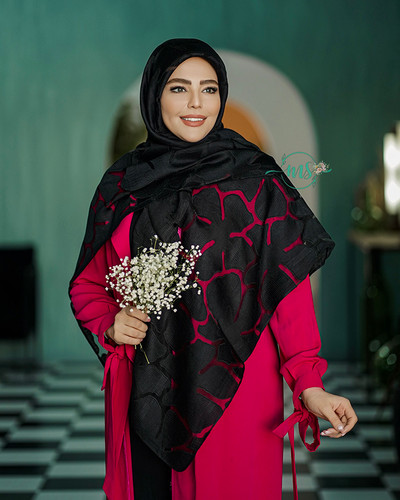روسری دووره ابریشمی طرح گل مشکی