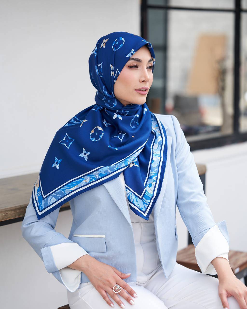 روسری ابریشم کجراه طرح ال وی سرمه ای آبی