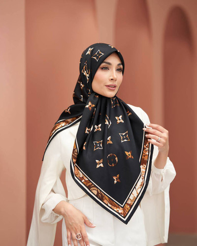 روسری ابریشم کجراه طرح ال وی مشکی قهوه ای