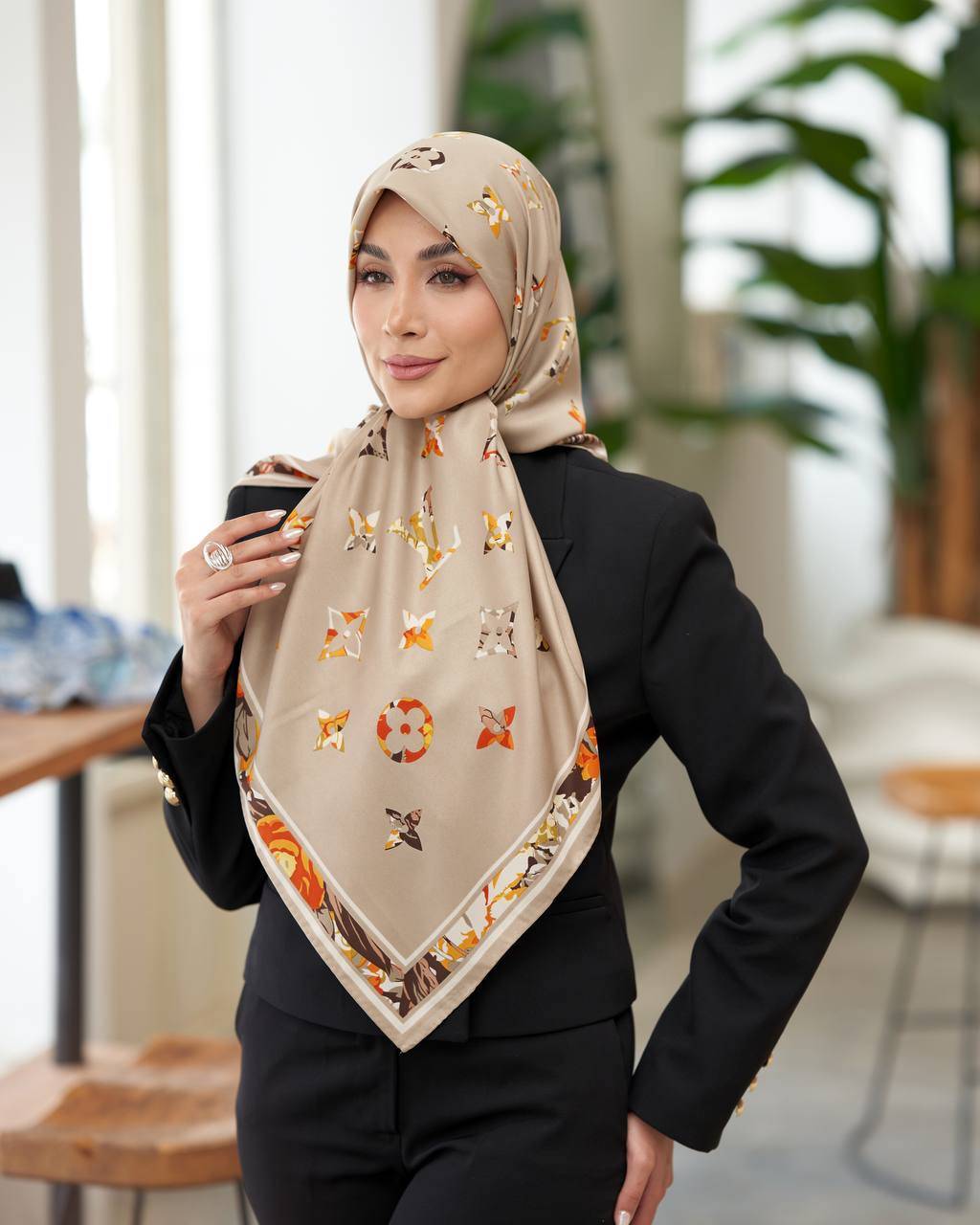 روسری ابریشم کجراه طرح ال وی کرم