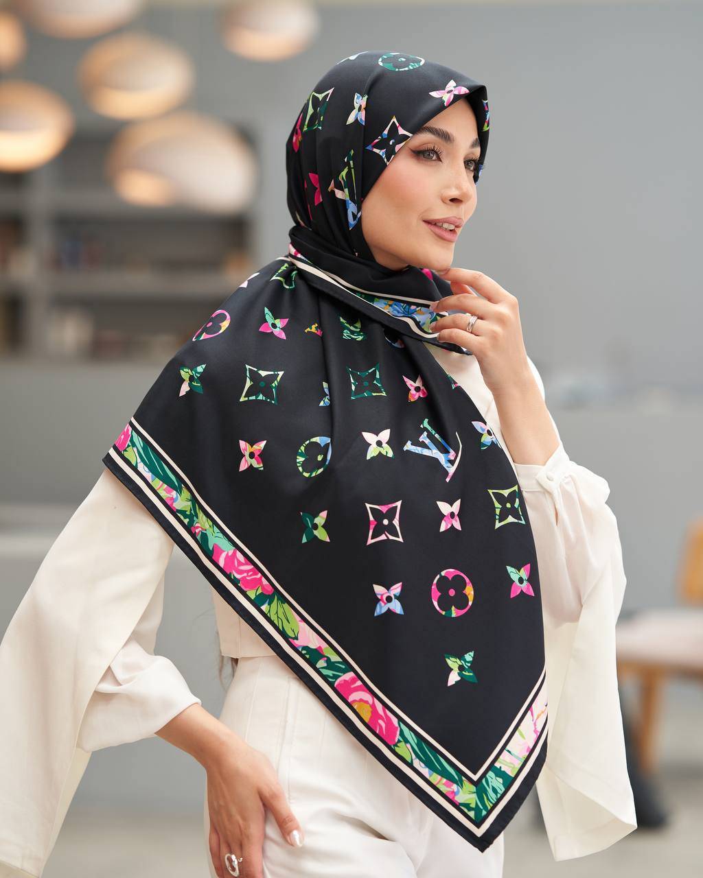 روسری ابریشم کجراه طرح ال وی مشکی سرخابی