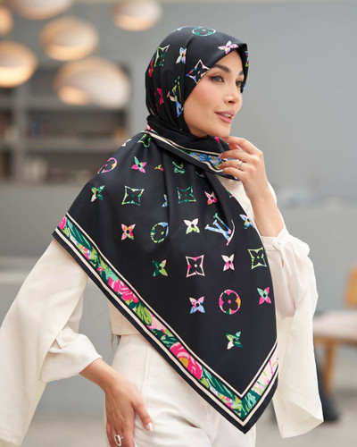 روسری ابریشم کجراه طرح ال وی مشکی سرخابی