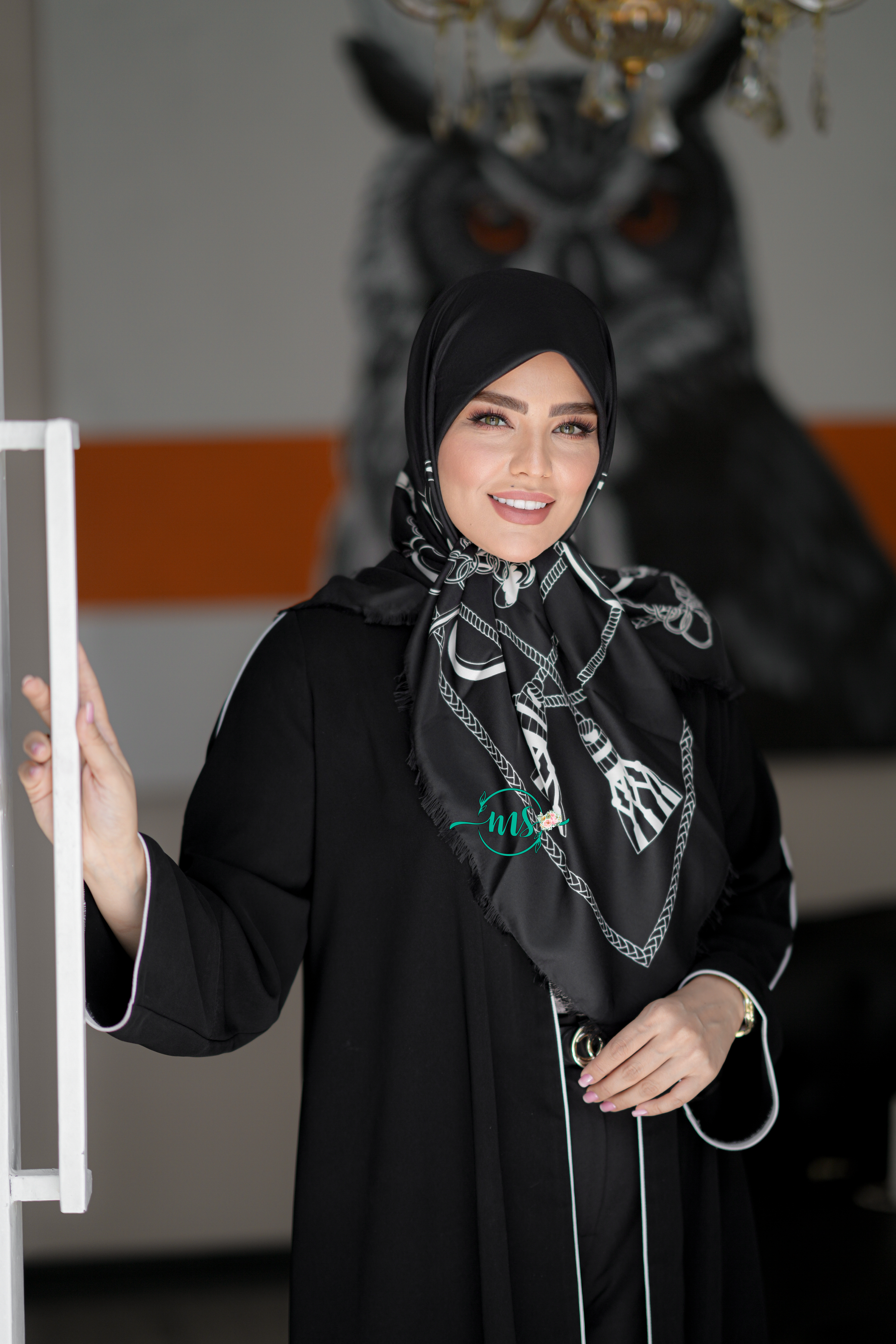 روسری ابریشم کجراه لئونورا مشکی سفید