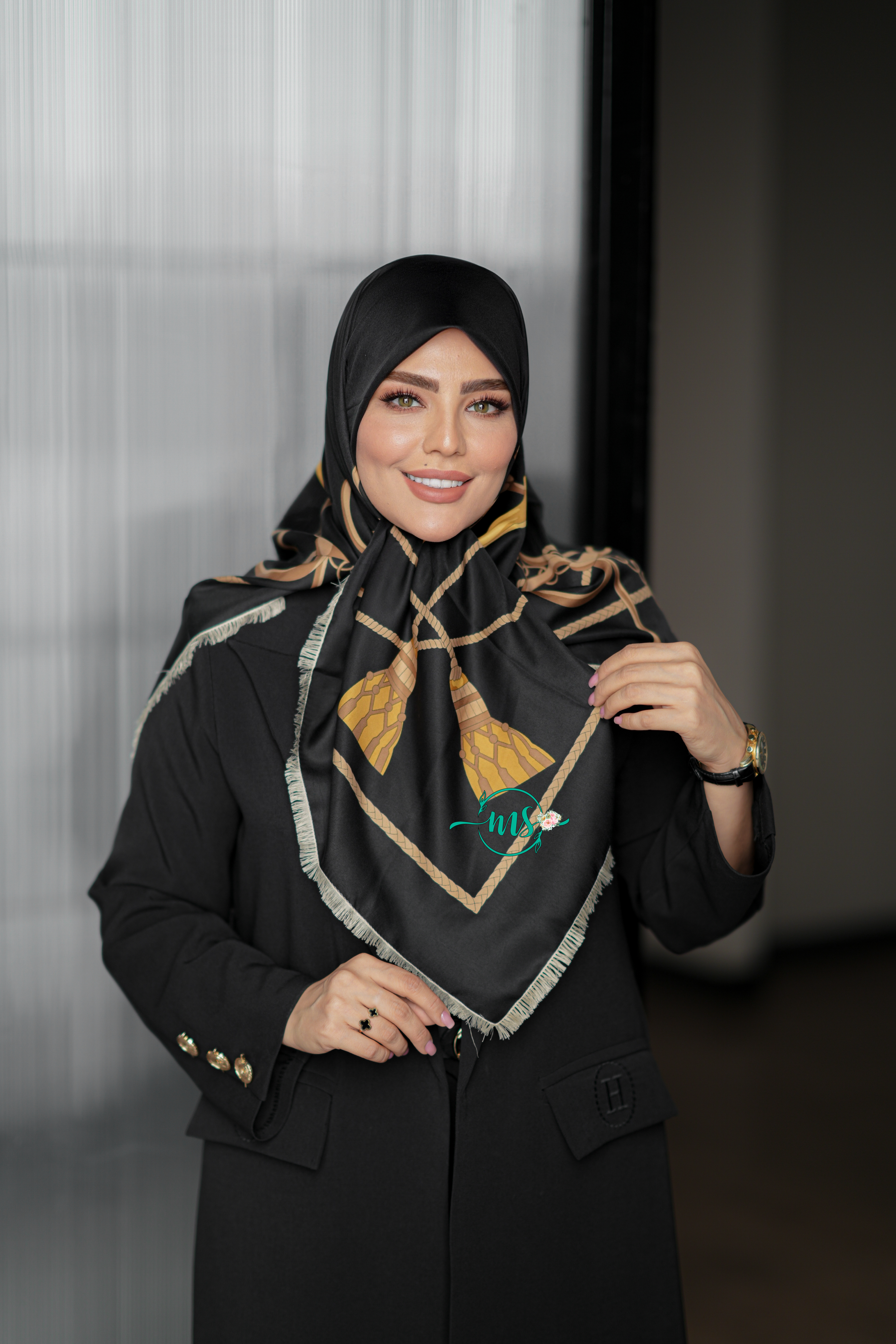 روسری ابریشم کجراه لئونورا مشکی طلایی