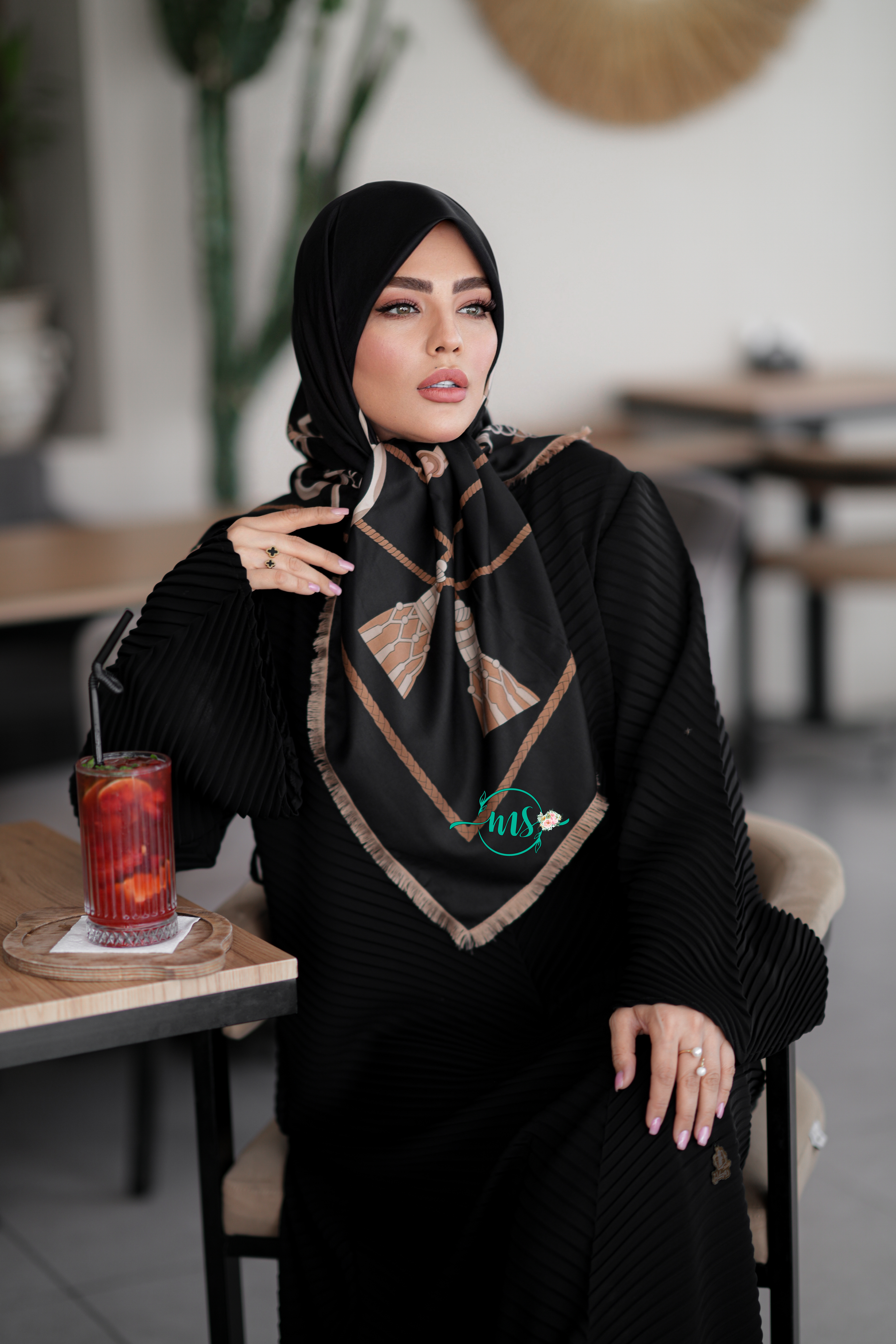 روسری ابریشم کجراه لئونورا مشکی شکلاتی