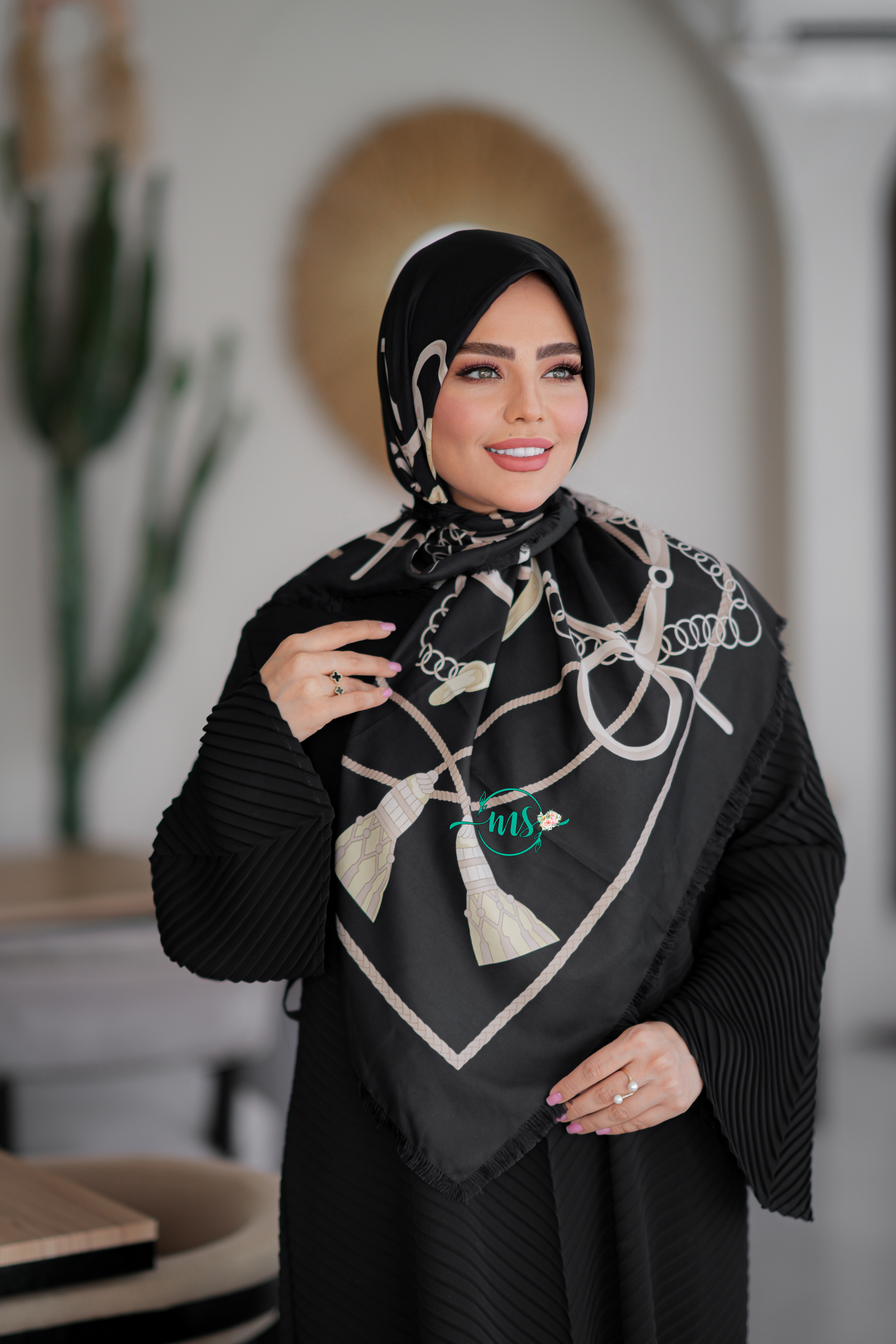 روسری ابریشم کجراه لئونورا مشکی کرم