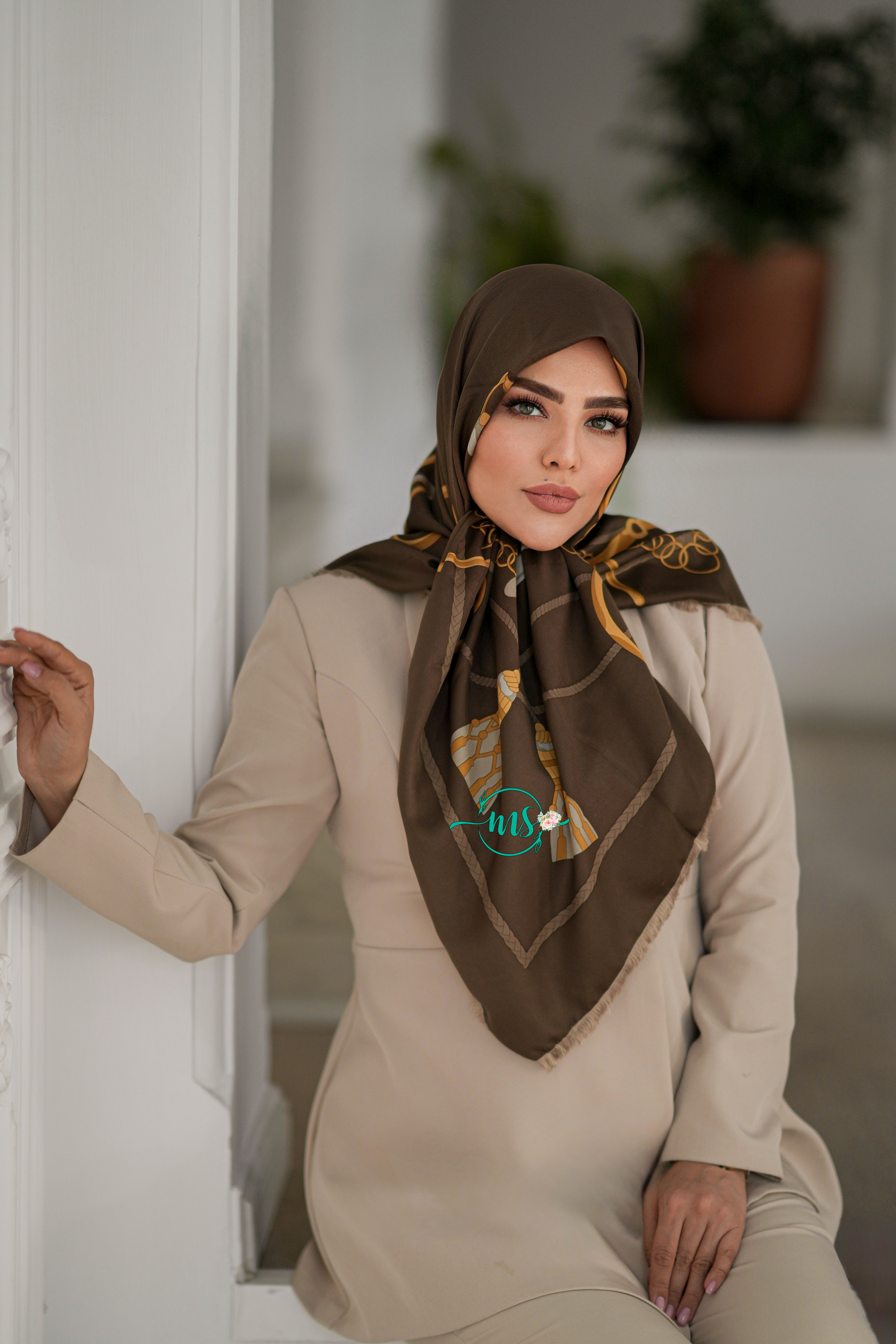 روسری ابریشم کجراه لئونورا قهوه ای