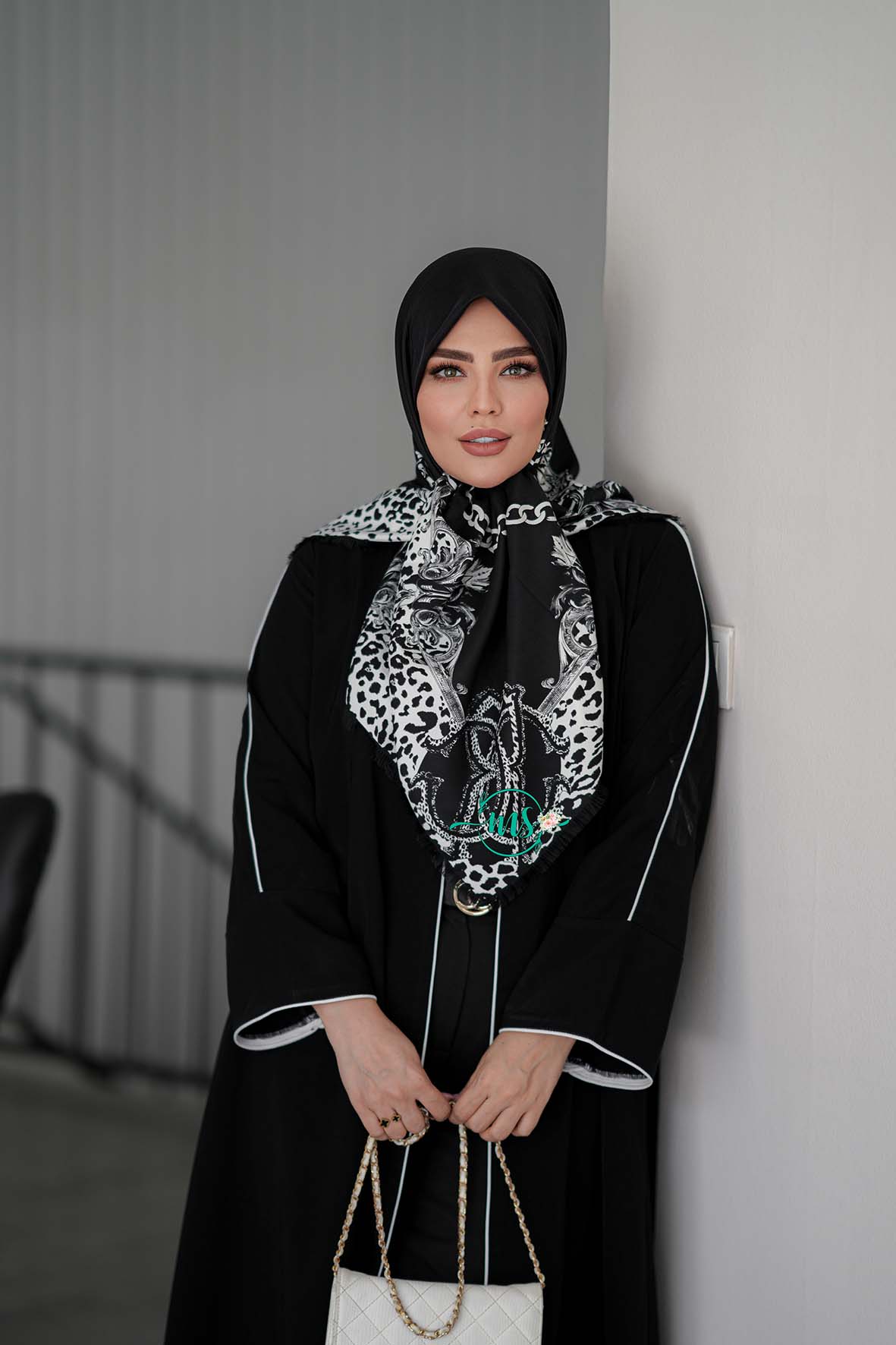 روسری ابریشم کجراه آدرینا سفید مشکی