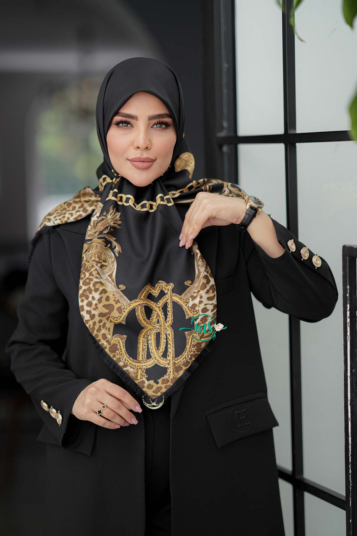 روسری ابریشم کجراه آدرینا مشکی طلایی