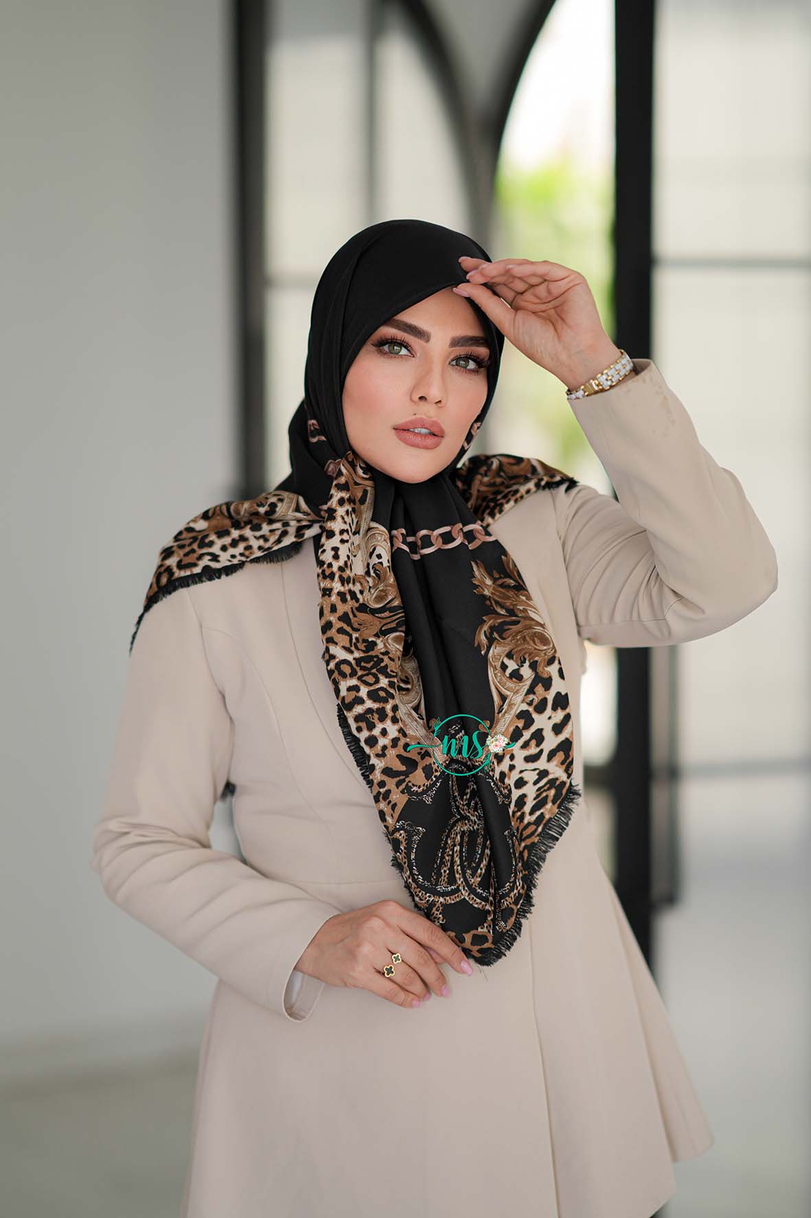روسری ابریشم کجراه آدرینا مشکی موکا