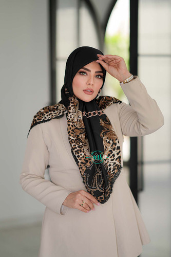 روسری ابریشم کجراه آدرینا مشکی موکا