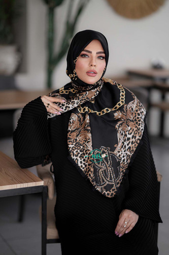 روسری ابریشم کجراه آدرینا مشکی شکلاتی طلایی