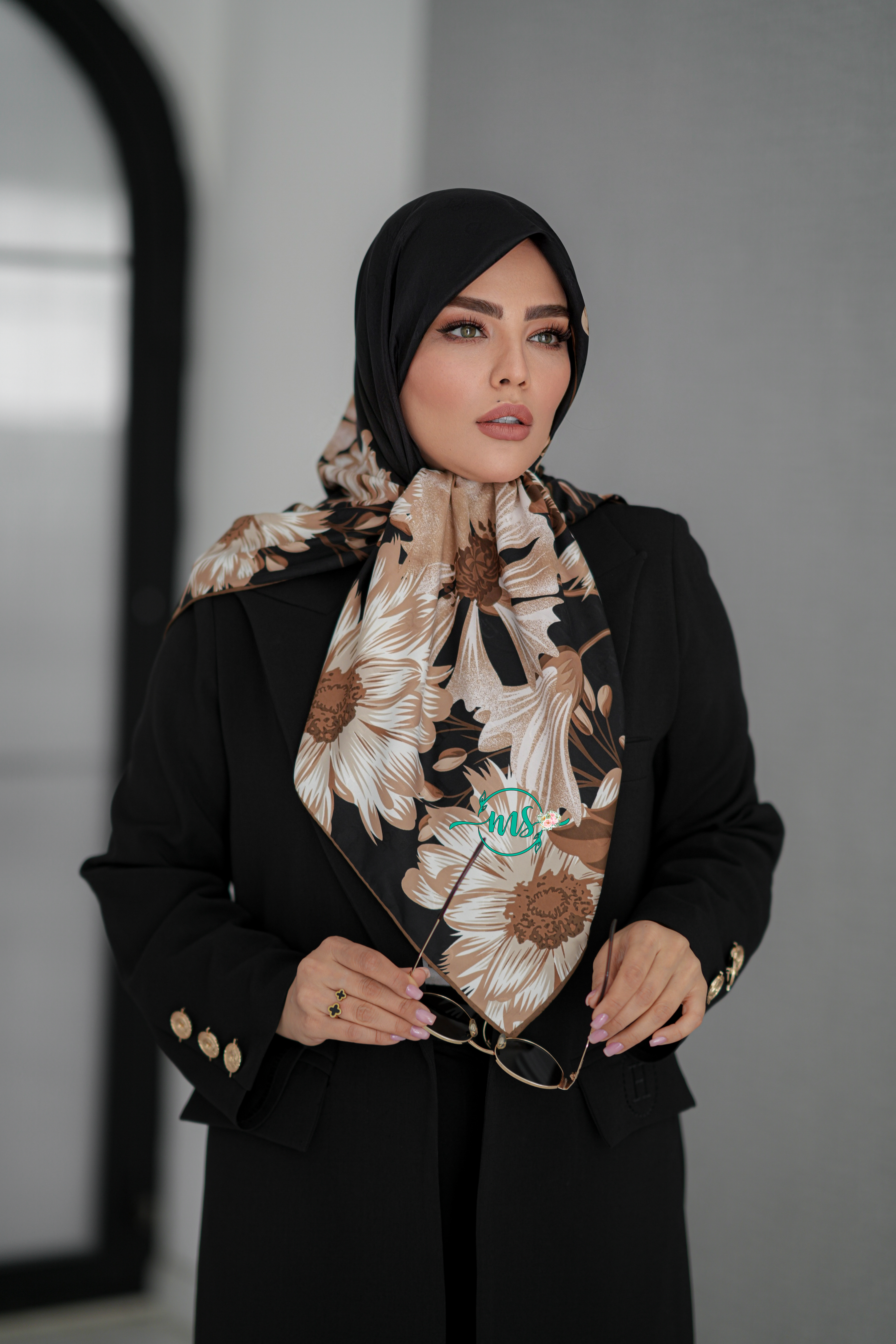 روسری ابریشم ژاکارد گلنار مشکی شکلاتی