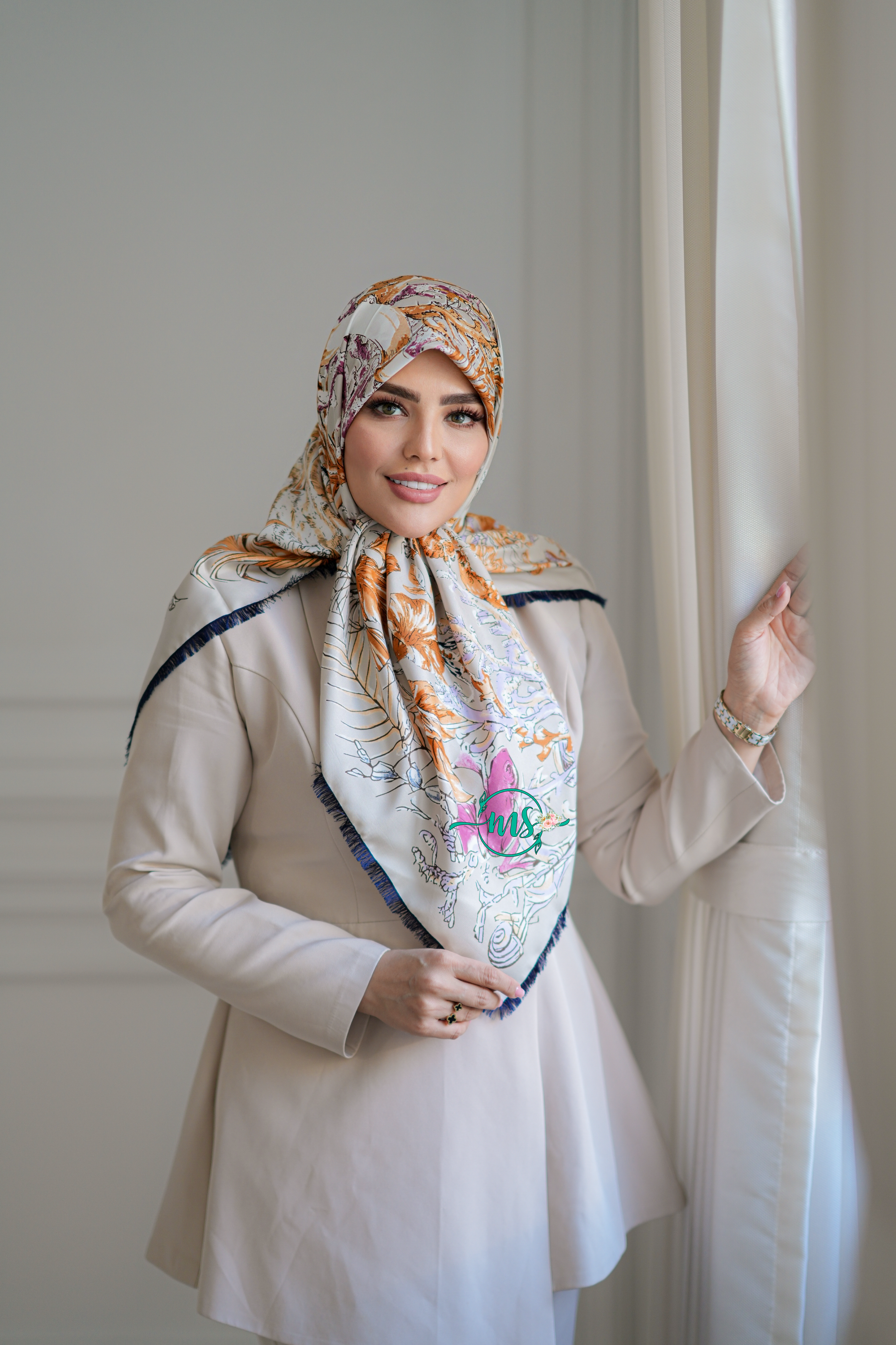روسری ابریشم کجراه ماهور مشکی حاشیه آبی