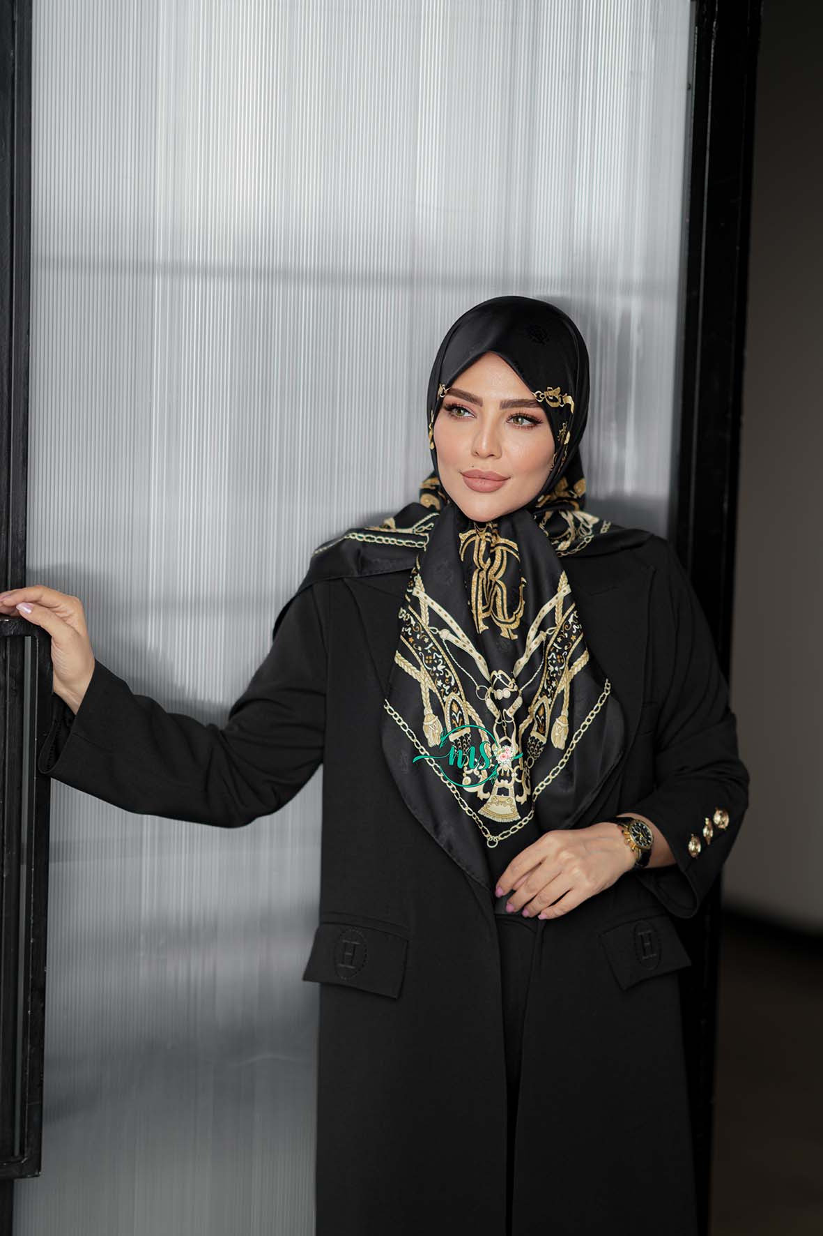 روسری ابریشم ژاکارد دیبا مشکی طلایی