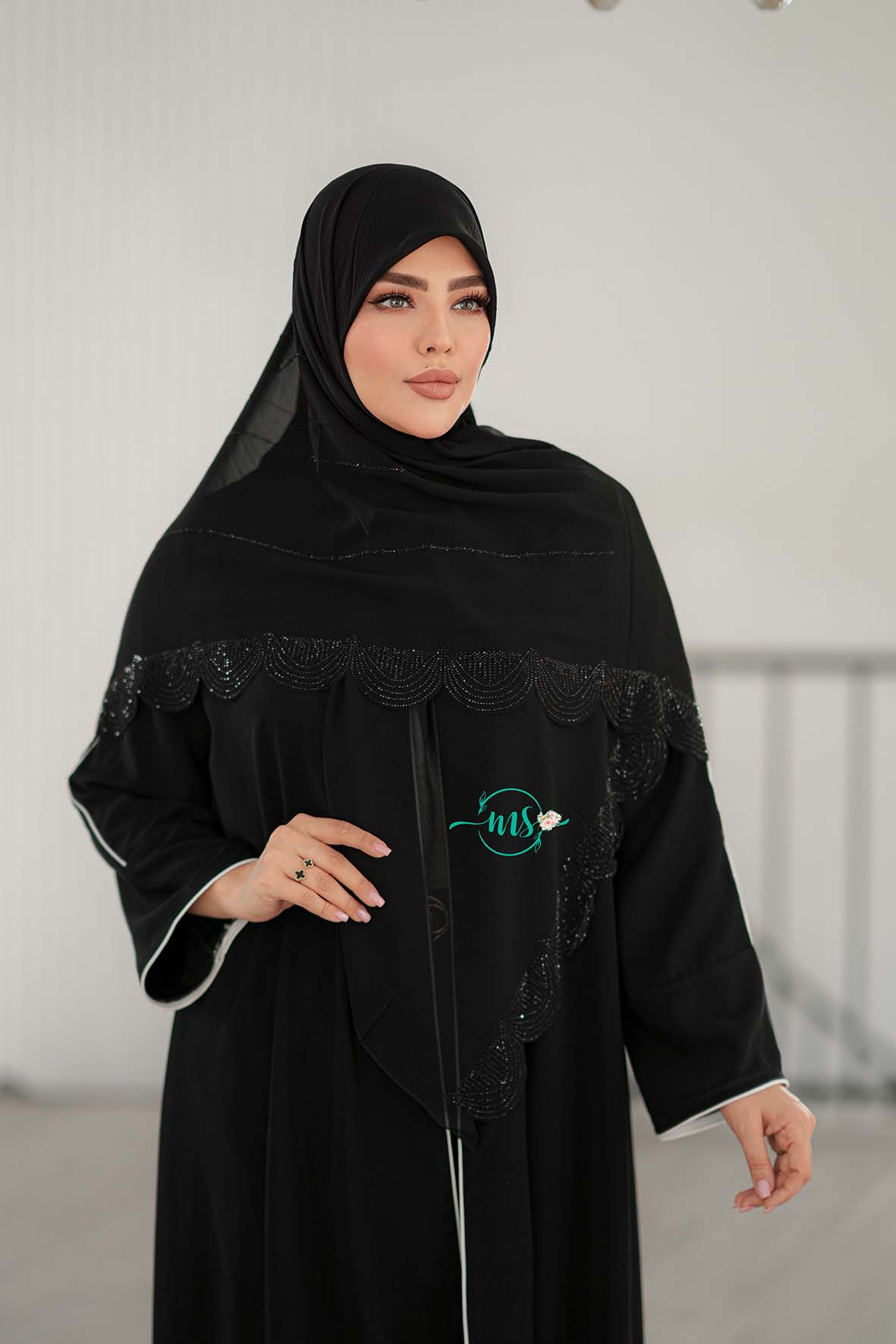 روسری کرپ اماراتی نگین دار طرح مژگان