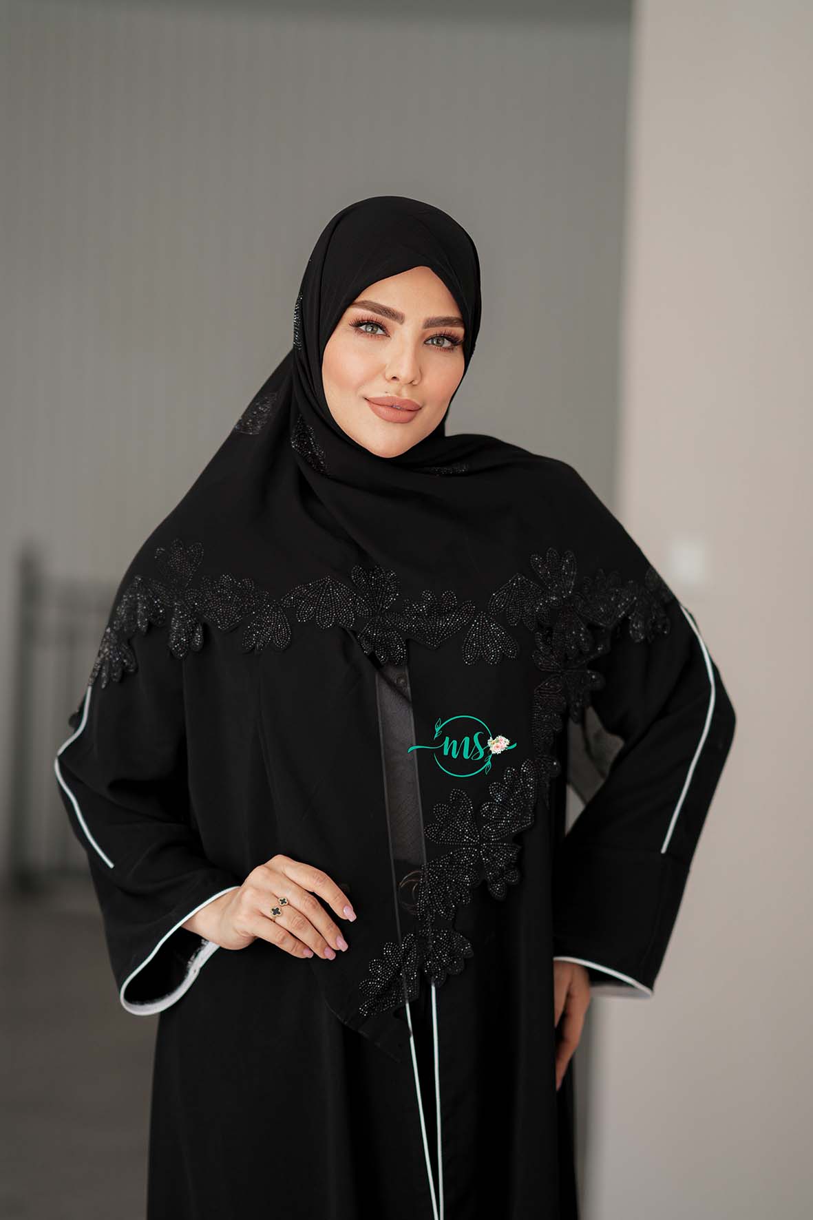 روسری کرپ اماراتی نگین دار طرح قاصدک