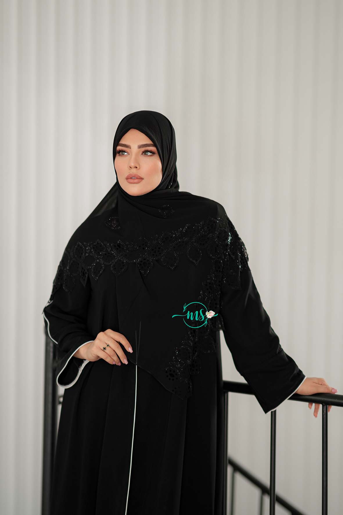 روسری کرپ اماراتی نگین دار طرح سمن