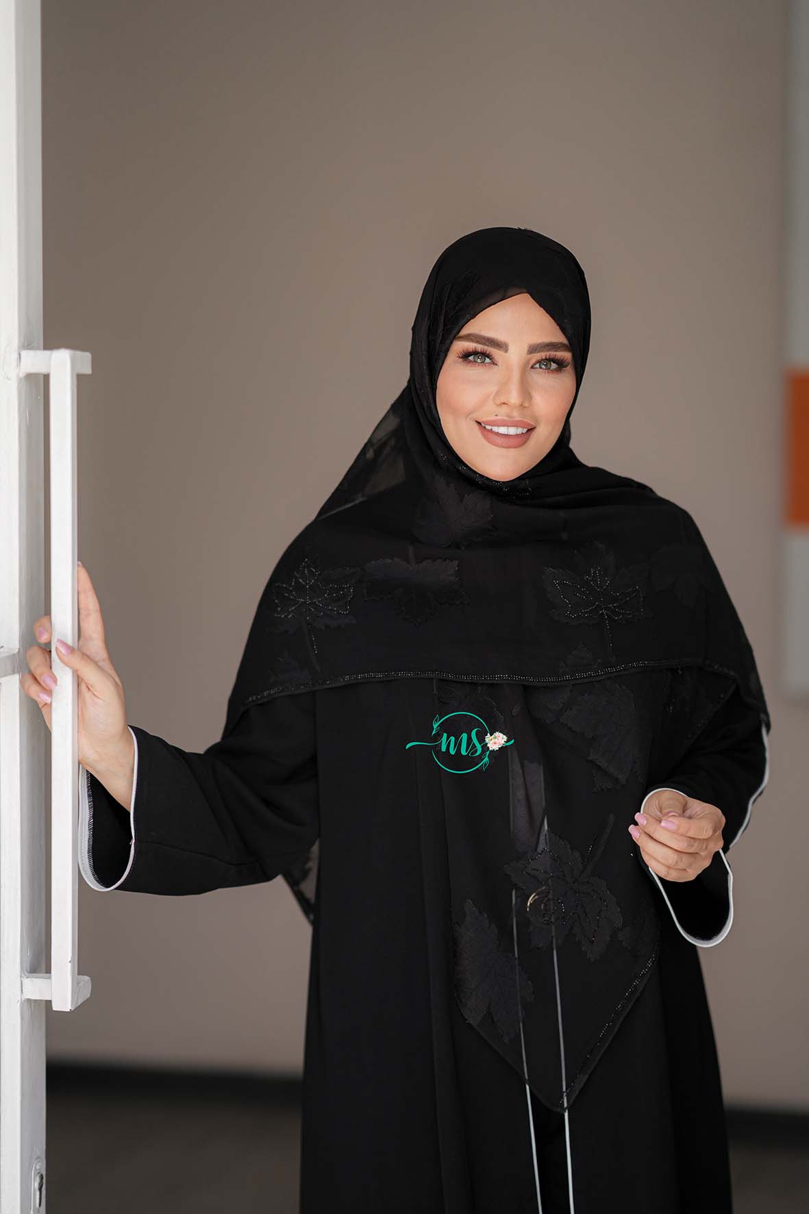روسری کرپ اماراتی نگین دار طرح سروین